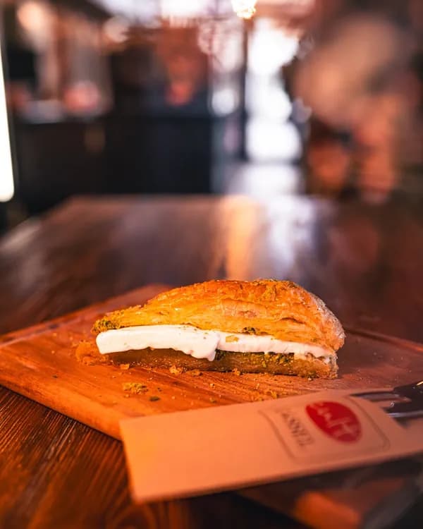 Baklava mit Eiscreme befüllt